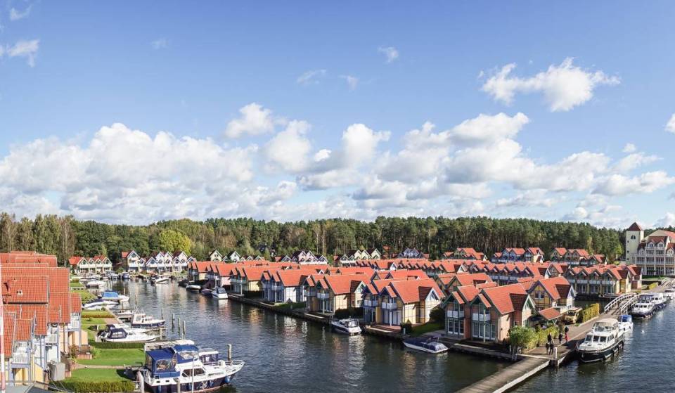 1,5 Stunden von Berlin entfernt könnt ihr dieses idyllische Seestädtchen mit einem wunderschönen Hafendorf entdecken, das an Norwegen erinnert