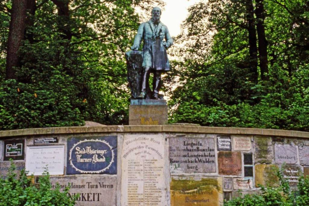 Het Jahn-monument in het Volkspark Hasenheide met het standbeeld van Friedrich Ludwig Jahn en historische donatiestenen van Duitse turnverenigingen.