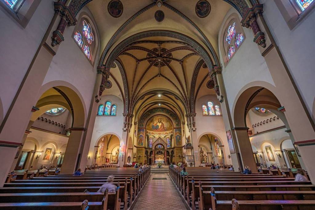 L’imponente interno della Basilica di San Giovanni a Berlino, con vista sull’altare maggiore e sull’imponente mosaico del Signore del Mondo sulla volta dell’abside.
