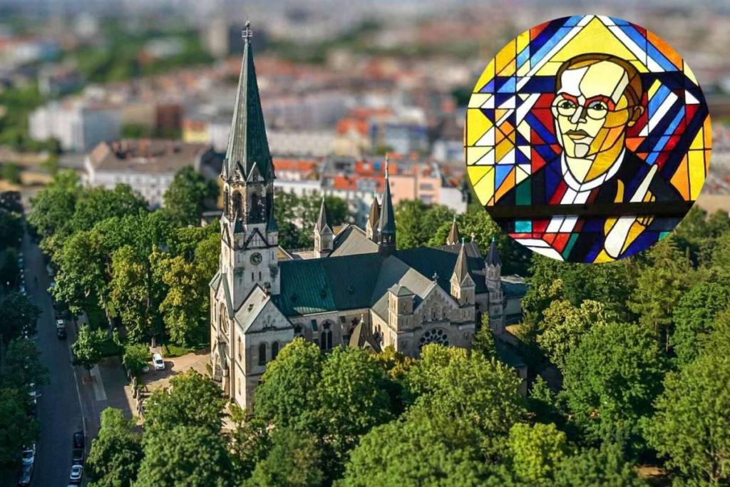 Vista a volo d’uccello della Basilica di San Giovanni a Berlino-Neukölln con il medaglione commemorativo di Dietrich Bonhoeffer