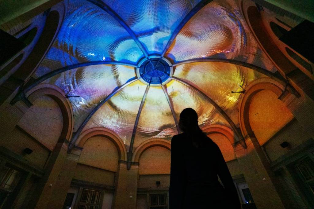La sala de la cúpula en la exposición de arte multimedia NEBULA