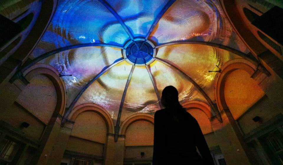 Auf 960 Quadratmetern Projektionsfläche öffnet vor den Toren Berlins ein immersives Lichtspektakel — im denkmalgeschützten Badehaus der Beelitz-Heilstätten