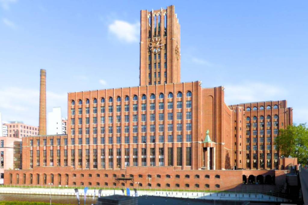 Totaalbeeld van het Ullsteinhaus van rode baksteen aan het Teltowkanaal in Berlijn-Tempelhof. Het historische gebouw is een prachtig voorbeeld van baksteen-expressionisme.