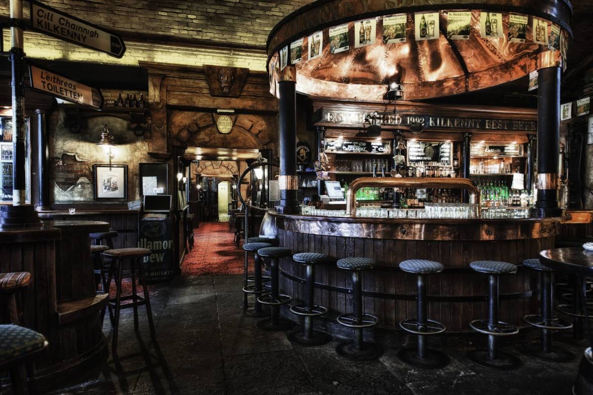 Het interieur van de Kilkenny Irish Pub in Berlijn