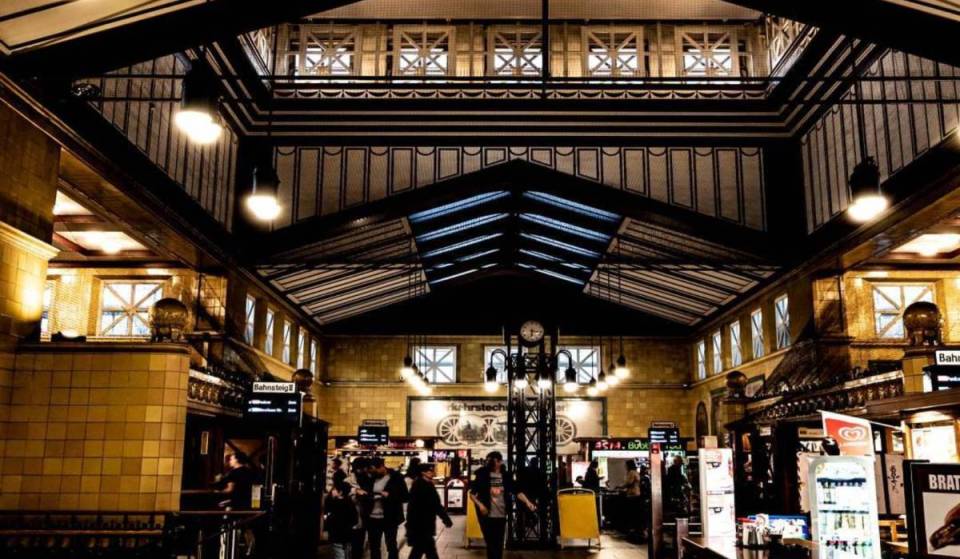 Mitten in der Innenstadt liegt der eleganteste U-Bahnhof Berlins, der als einziger 5 nebeneinanderliegende Gleise hat und euch mit historischen Kassenhäuschen 100 Jahre zurückschickt