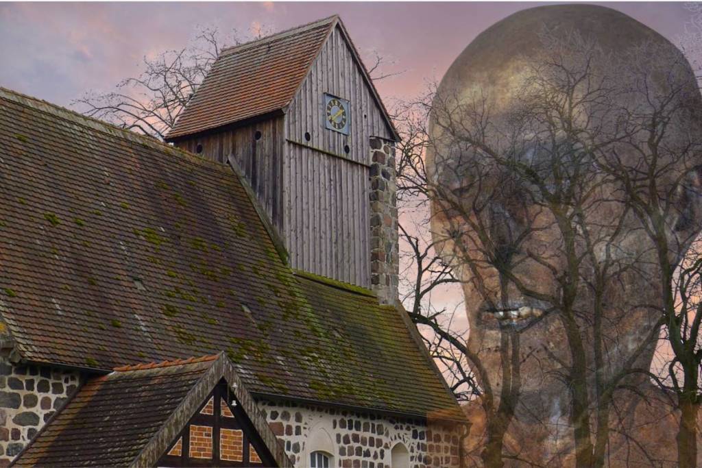 Montage photo mystique de l’église du village de Kampehl, au-dessus de laquelle le visage fantomatique de la momie du chevalier Kahlbutz plane dans le ciel.