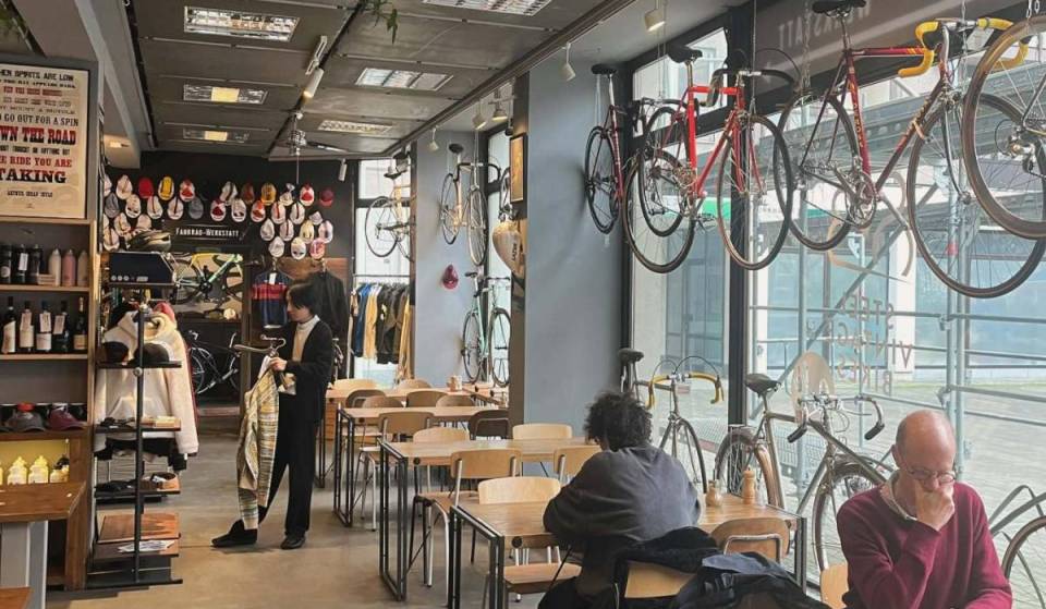Mitten in der Berliner Innenstadt befindet sich ein Fahrrad-Café mit mit zahlreichen Vintage-Rennrädern, darunter einst auch ein Rennrad von Eddy Merckx