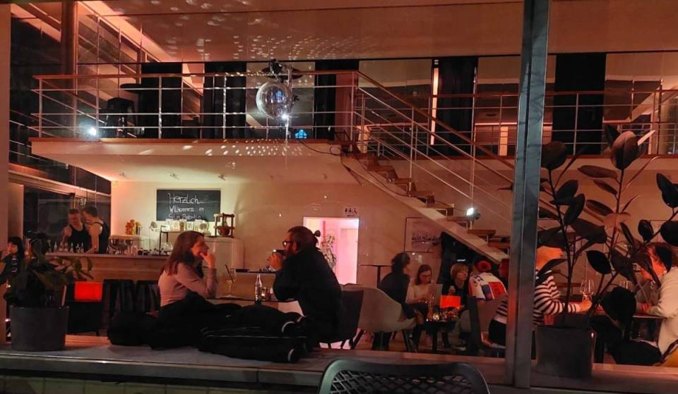 Nur 8 Minuten vom Alexanderplatz gelangt ihr zu einem ehemaligen DDR-Kosmetiksalon, der heute als Bar dient und die Architektur der 1960er-Jahre bewahrt