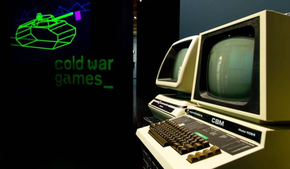 Mitten in Berlin steht das weltweit erste Computerspielmuseum, das 70 Jahre Gaming-Geschichte mit mehr als 300 Exponaten in einer Arcade-Halle im Stil der 80er zeigt