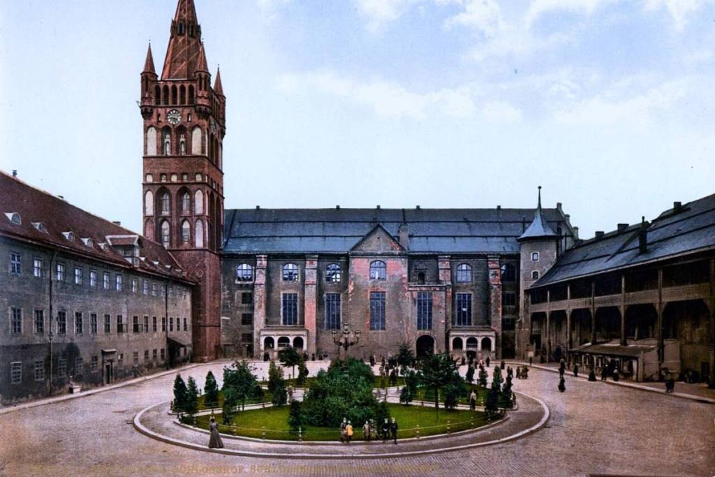 Historical view of the inner courtyard of Königsberg Palace, where the Amber Room was on display starting in 1942 before it was destroyed during World War II.