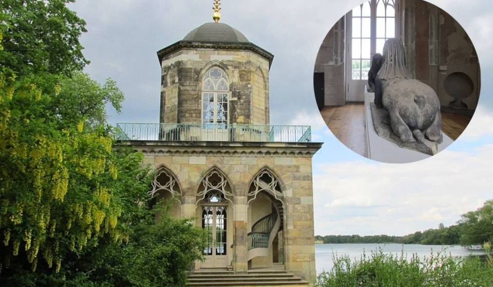 Südlich von Berlin wurde diese kleine Bibliothek aus 50 Jahren Schieflage gerettet. Das 230 Jahre alte Bauwerk liegt direkt am Ufer mit magischem Schlossblick