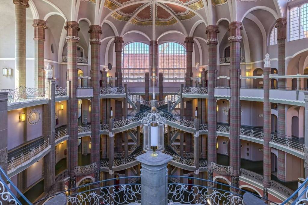 Echa un vistazo a las majestuosas galerías, las columnas macizas y los grandes ventanales del vestíbulo de entrada, de 35 metros de altura, del Juzgado de Primera Instancia de Mitte.
