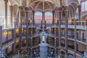 En plein cœur de Berlin, tu trouveras la plus belle salle néo-baroque, que personne n’a envie de fréquenter depuis 120 ans. Ce bâtiment, qui fut autrefois le deuxième plus grand de Berlin, est aujourd’hui le théâtre de drames quotidiens
