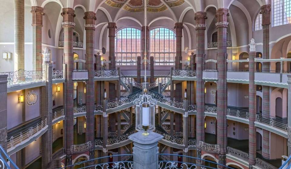 Mitten in Berlin findet ihr die schönste neobarocke Halle, die seit 120 Jahren niemand betreten möchte. Das einst zweitgrößte Gebäude Berlins ist Mittelpunkt alltäglicher Dramen