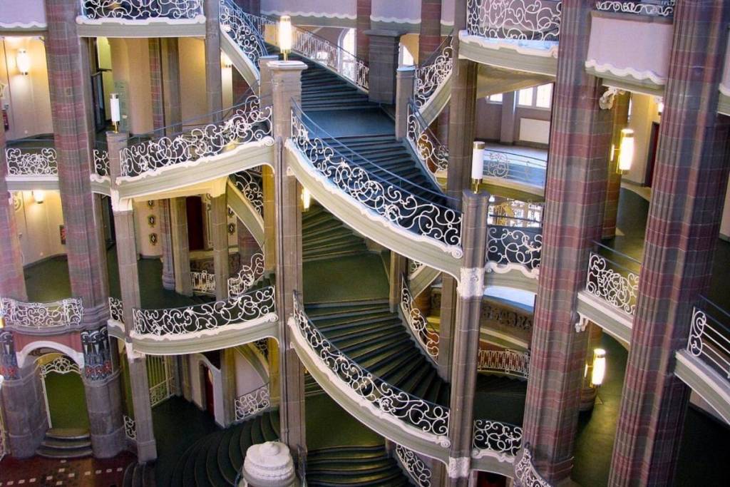 Vista desde arriba de las escaleras entrelazadas, una obra maestra arquitectónica con barandillas de hierro forjado blanco, en el histórico Juzgado de Primera Instancia de Mitte.