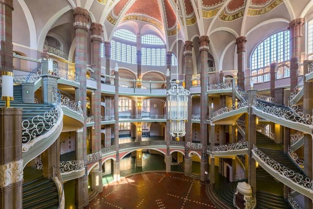 Una arquitectura impresionante en el Juzgado de Primera Instancia de Mitte: pasillos inundados de luz, elementos florales de estilo Art Nouveau y escaleras sinuosas en el enorme vestíbulo principal.