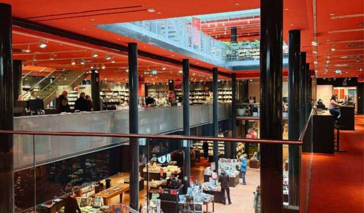 Depuis hier, la plus grande librairie de Berlin, qui s’étend sur 5 étages et 7 300 m², accueille une campagne gastronomique spéciale qui mêle dégustations, ateliers, tendances culinaires et événements autour des livres de cuisine
