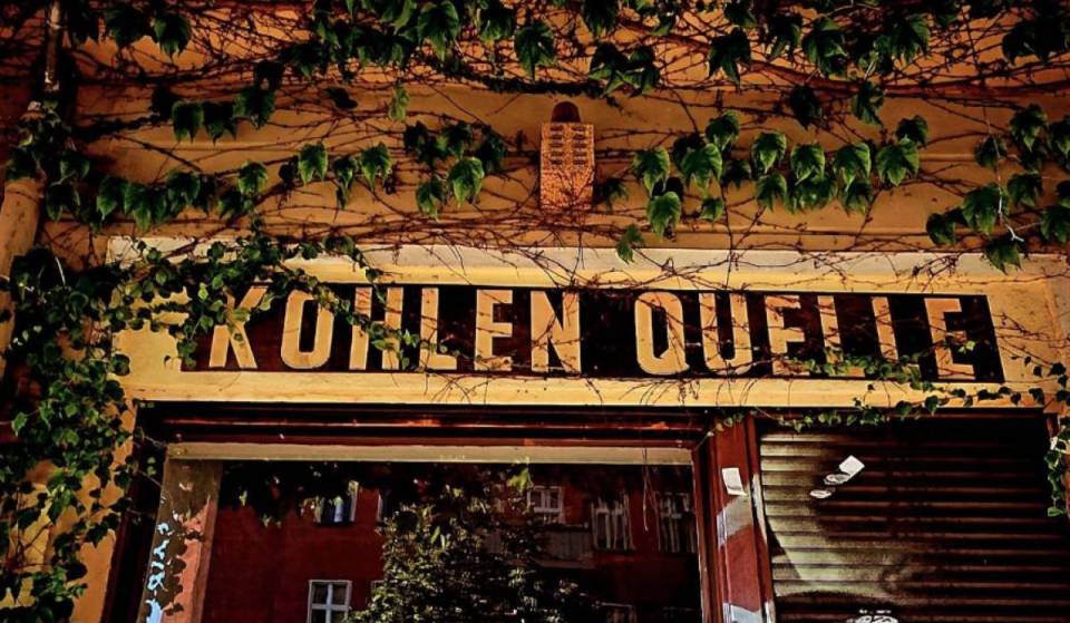 À Prenzlauer Berg, caché depuis 26 ans derrière un mur de lierre épais, tu trouveras l’un des bars les plus typiques du quartier scandinave