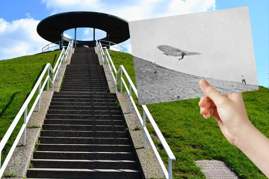 Subiendo las escaleras hacia el monumento a Otto Lilienthal en el Fliegeberg, en Berlín-Lichterfelde, con una foto histórica de vuelo en la mano.
