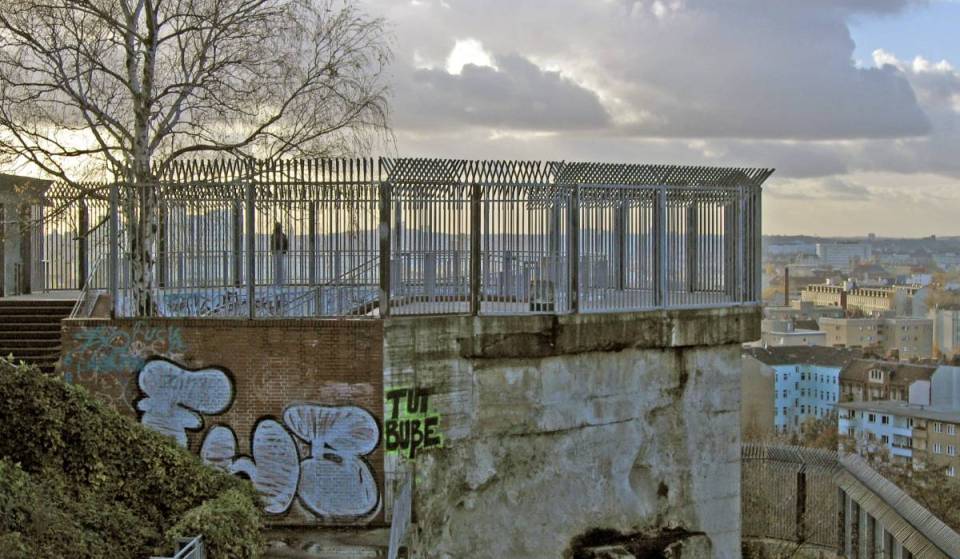 Auf 85 Metern Höhe thront dieses Berliner Wahrzeichen – ein Ort, der 1,4 Millionen Kubikmeter dunkle Geschichte verbirgt!