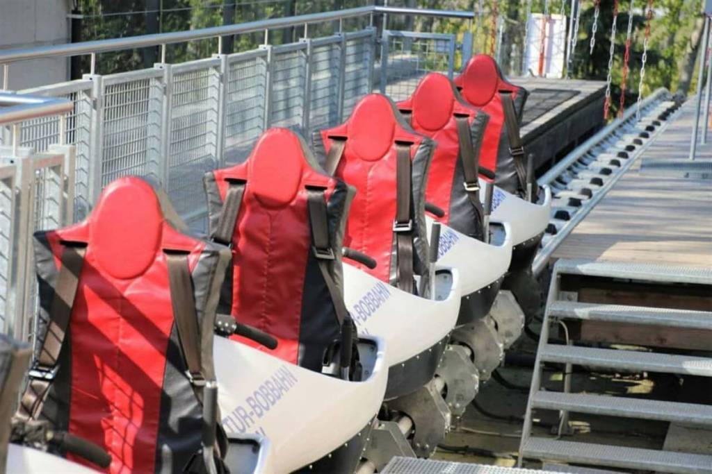 Mit bis zu 40 km/h geht es auf Berlins einzigem Alpine Coaster 500 Meter den Berg hinunter – inklusive zwei 360°-Panoramarunden