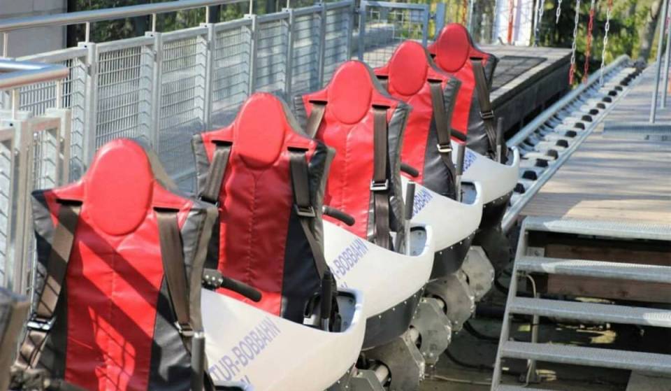Mit bis zu 40 km/h geht es auf Berlins einzigem Alpine Coaster 500 Meter den Berg hinunter – inklusive zwei 360°-Panoramarunden