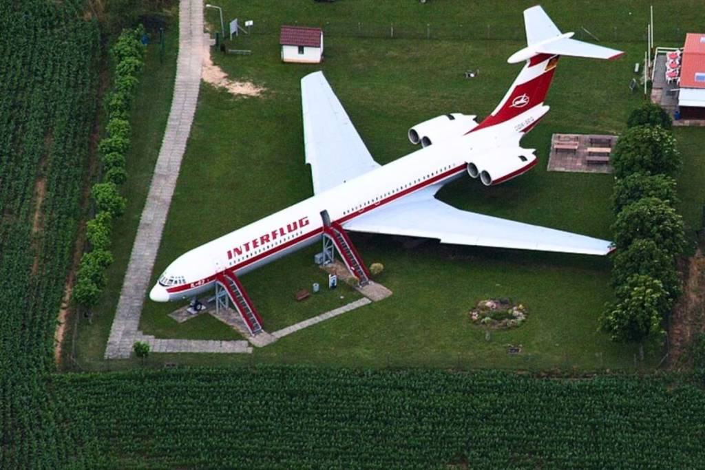 Luftaufnahme des Interflug-Flugzeugs 'Lady Agnes' (Iljuschin Il-62) auf dem Gollenberg bei Stölln, dem ältesten Flugplatz der Welt.