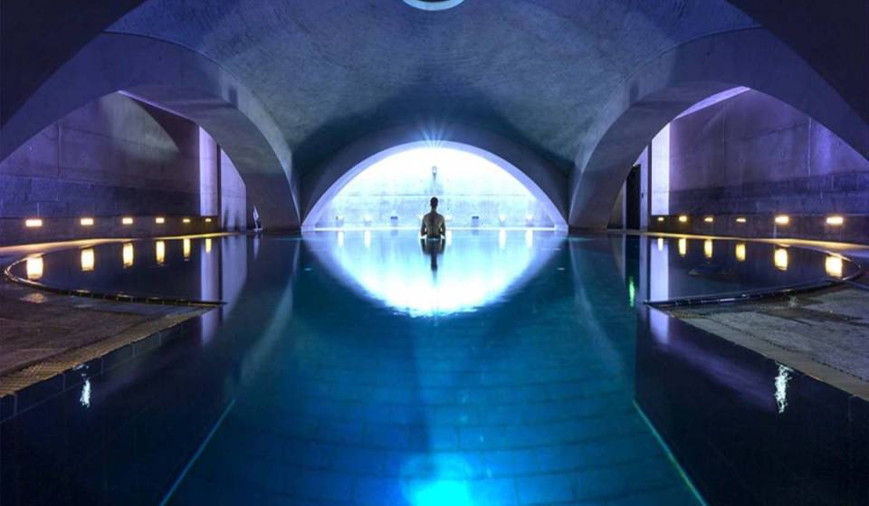 15 Minuten vom Alexanderplatz befindet sich ein Spa, in dem ihr im 36 °C warmen Salzwasser schwebt und dabei 4-stündige DJ-Sessions mit elektronischen Beats genießt