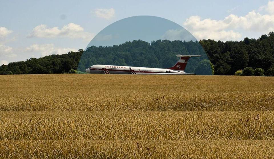 2 Stunden von Berlin entfernt findet ihr ein riesiges Flugzeug mitten im Feld. Es ist Dank an eine Frau, die ihren Mann an den Traum vom Fliegen verlor