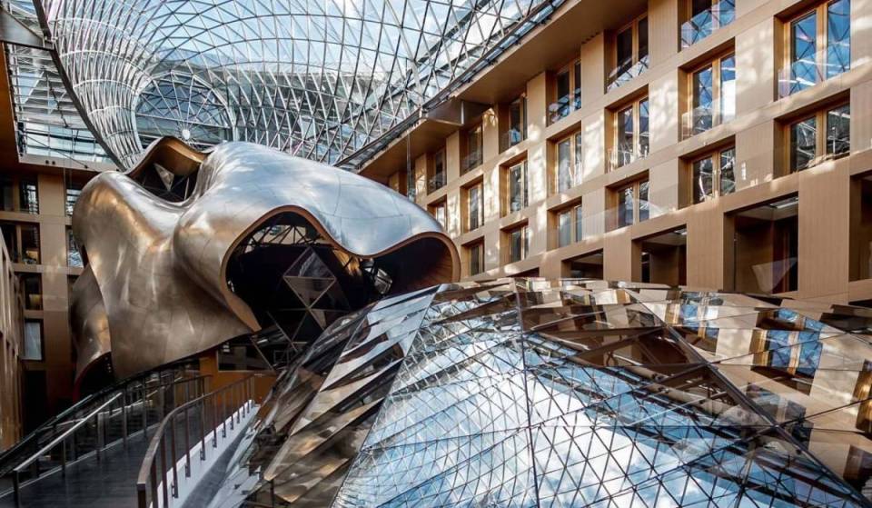 Just 10 minutes from Alexanderplatz, you’ll discover the “Whale at the Brandenburg Gate,” designed by Frank O. Gehry, featuring a 610 m² glass installation by Nikolas Weinstein