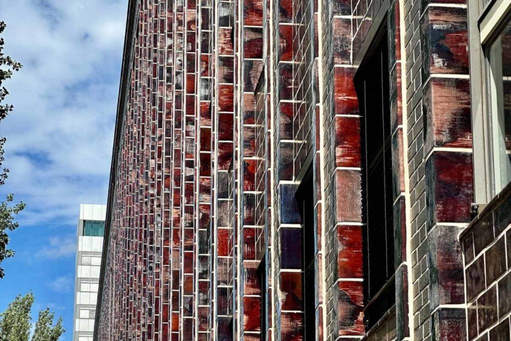 A solo 25 minutos de Alexanderplatz se encuentra uno de los edificios de radiodifusión más importantes de Alemania, con una fachada de 150 metros de largo compuesta por placas de cerámica esmaltada