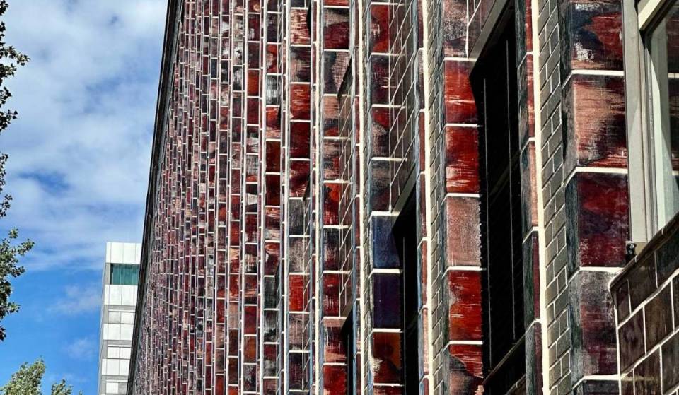 Just 25 minutes from Alexanderplatz stands one of Germany’s most significant radio buildings, featuring a 150-meter-long facade made of glazed ceramic tiles
