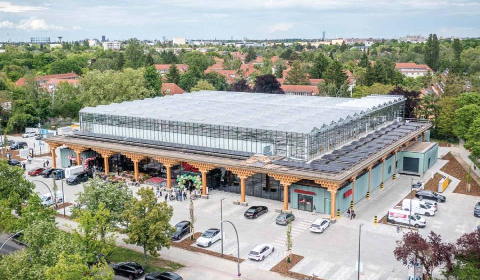 Rund 30 Minuten vom Alexanderplatz hat über einem REWE-Supermarkt Deutschlands größte Dachfarm eröffnet – mit 900.000 Salatmischungen pro Jahr und nur 23 Tagen bis zur Ernte