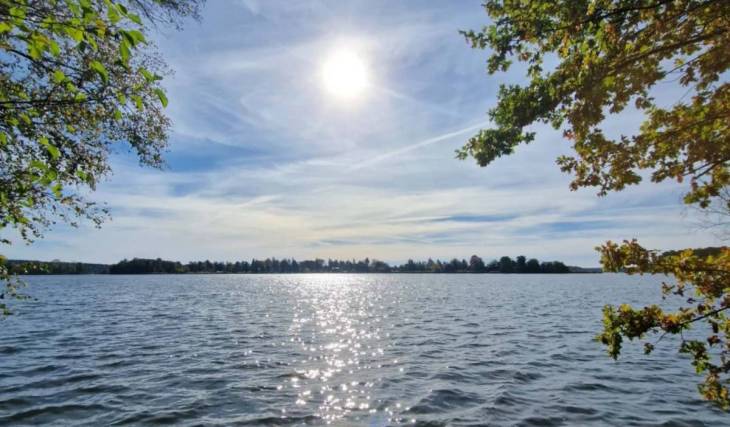 À environ 35 minutes de Berlin se trouve un circuit de randonnée de 9 km qui relie deux lacs – l’un aux eaux claires et l’autre marécageux –, des pelouses sèches sablonneuses rares ainsi qu’un pont-levis historique