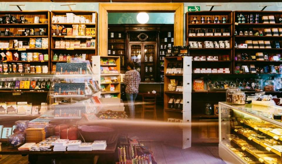 Mitten in Schöneberg befindet sich in einer denkmalgeschützten Apotheke von 1892 ein Schokoladengeschäft mit dem breitesten Sortiment Berlins aus mehr als 1.000 Sorten