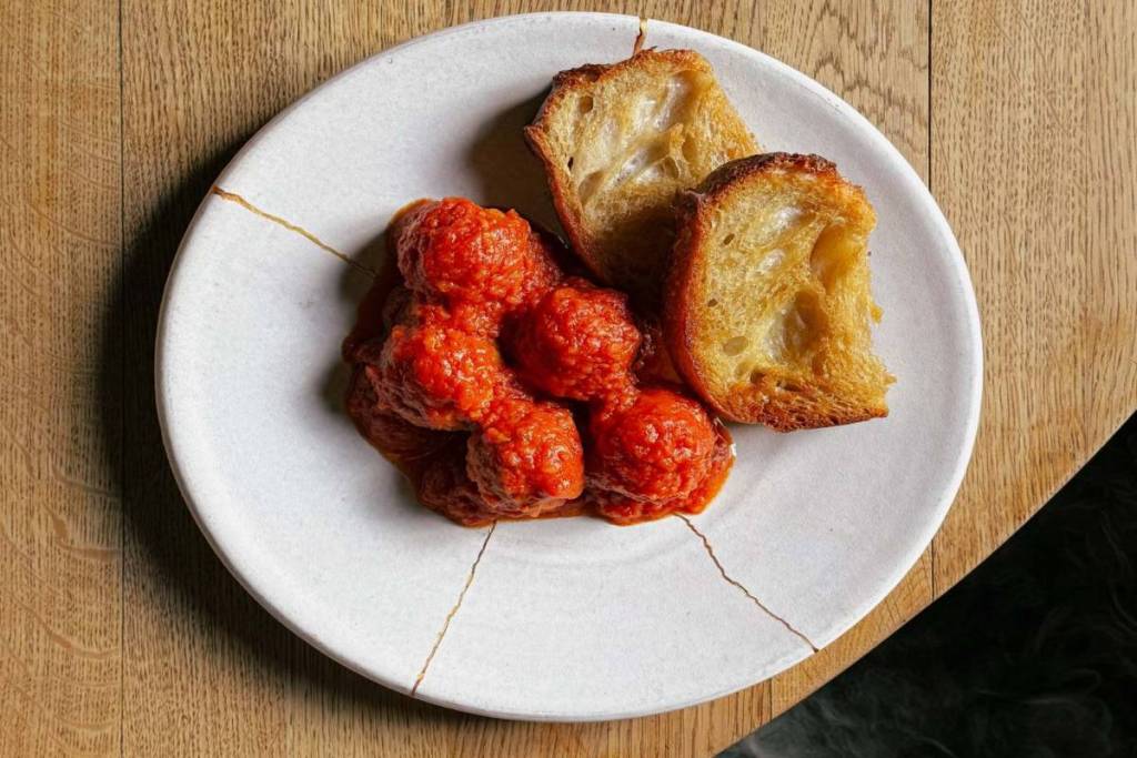 For just 39 € instead of 120 €, you can currently enjoy a “Heimat” menu at this Berlin Michelin-starred restaurant, which has been ranked among the top 50 best restaurants in the world