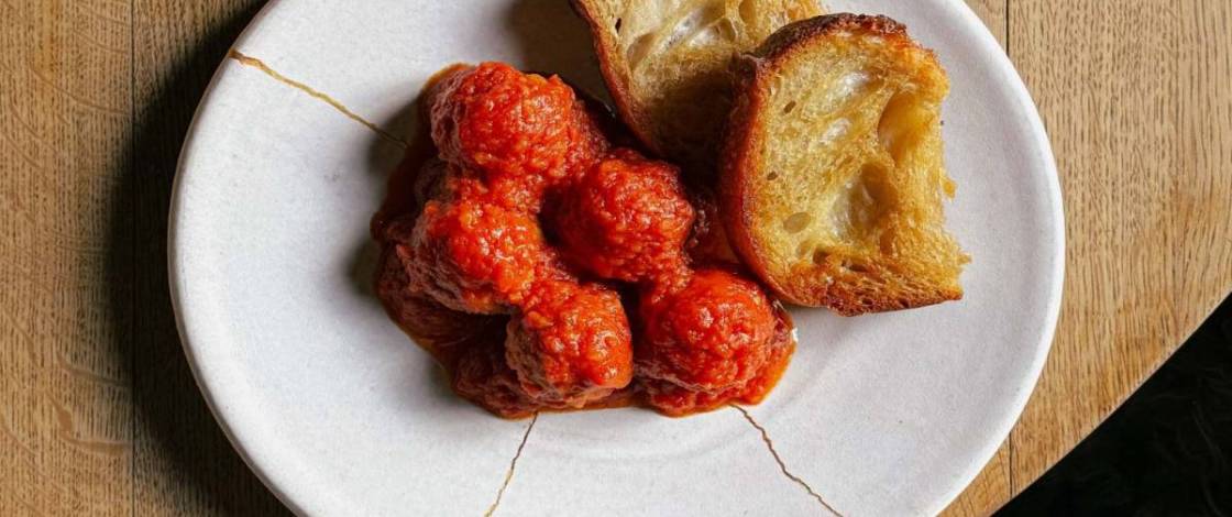 Pour seulement 39 € au lieu de 120 €, tu peux actuellement déguster à Berlin un menu « Heimat » dans ce restaurant Michelin, classé parmi les 50 meilleurs restaurants du monde
