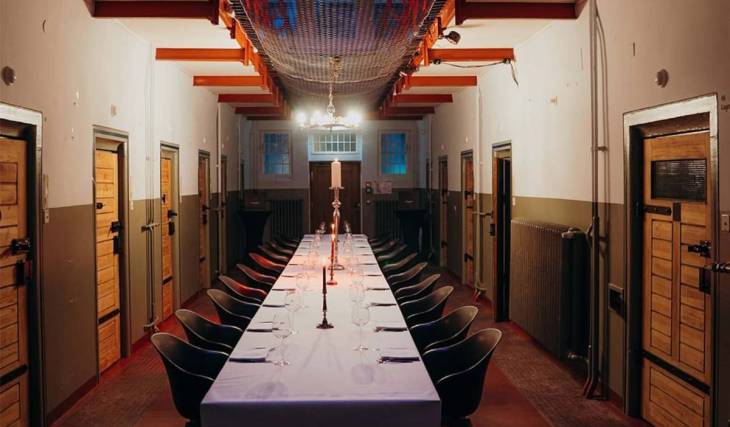 En seulement 5 jours, au cœur de Lichterfelde, une ancienne prison pour femmes dotée d’un bar clandestin se transforme en hôtel-boutique réservé aux adultes, avec 9 chambres de style « cellules »