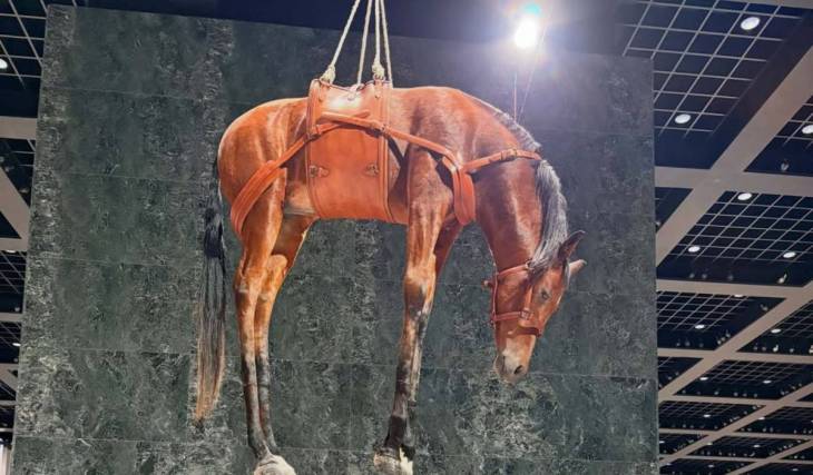 La première grande exposition personnelle de Maurizio Cattelan en Allemagne a ouvert ses portes hier à Berlin – avec 4 000 pigeons empaillés, un tuyau de 6 mètres de long avec un chien endormi et bien plus encore