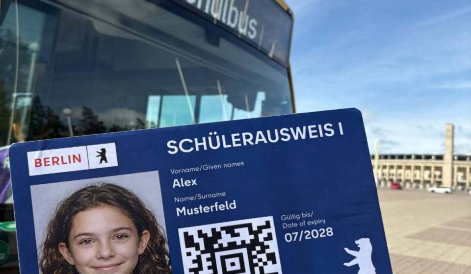 Für 7.000 Schüler an 10 Berliner Schulen läuft ein Pilotprojekt, bei dem der Schülerausweis auch als kostenloses ÖPNV-Ticket gilt – 400.000 Plastikkarten könnten jährlich wegfallen