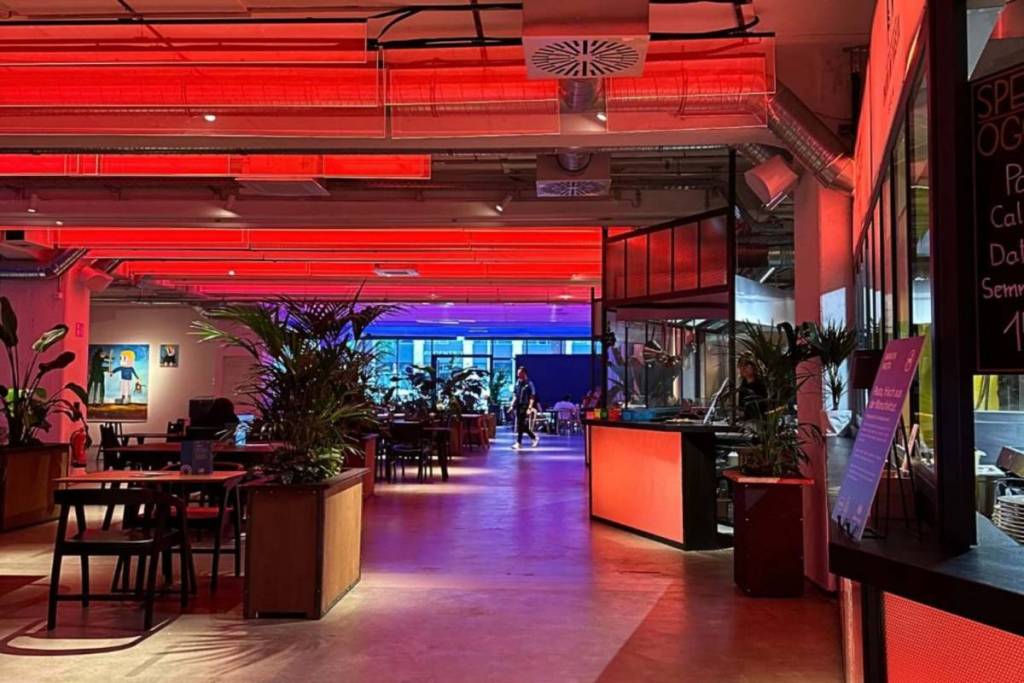 In einer der ältesten erhaltenen Hochgaragen Europas aus den 1920ern verbirgt sich auf mehr als 1.000 m² ein kulinarisches Kulturhaus mit 4 Küchen, Café, Bäckerei, Kunstraum & mehr