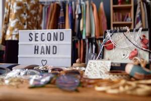 Ce grand magasin d’occasion à Lichtenberg propose des bonnes affaires incroyables, comme des services à thé à 3 €, ainsi qu’une réduction de 30 % pour les personnes à faibles revenus