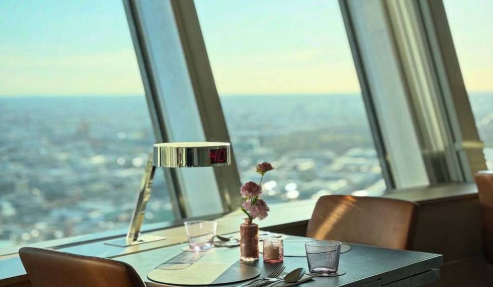 Das höchste Drehrestaurant der EU befindet sich auf der Spitze Berlins in 207 m Höhe, bietet ein 360-Grad-Panorama und dreht sich in 60 min einmal komplett über der Stadt