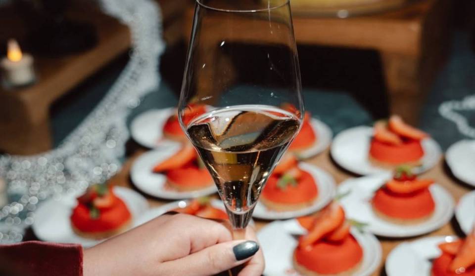 An jedem ersten Sonntag im Monat bekommt ihr hier das luxuriöseste Brunch der Stadt mit unbegrenzt Roederer-Champagner sowie Austern, Hummer, Live-Musik &amp; mehr