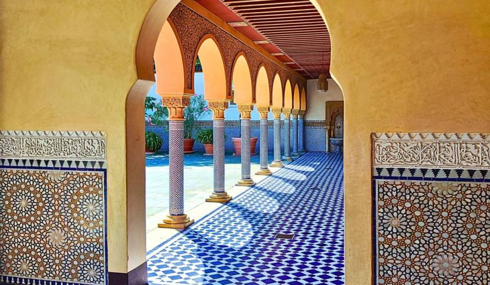 Nel cuore di Berlino-Marzahn si trova un cortile orientale con 1,3 milioni di tessere di mosaico marocchine, nascosto dietro un muro alto 4 metri e progettato secondo il principio del giardino paradisiaco