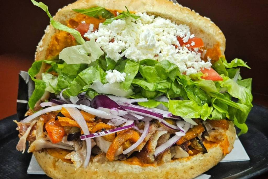 Dieser familiengeführte Dönerladen mit den gehypten Hähnchen-Gemüsekebabs eröffnet noch 2026 einen 2. Standort in Berlin