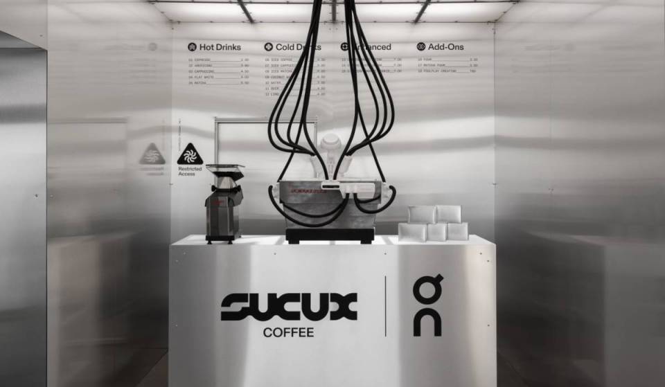 Dieses neue Berliner Café erinnert an einen F1®-Boxenstopp mit futuristischer, von einem V8-Motor inspirierter Espressomaschine aus 3D-Elementen &amp; Motorenoptik