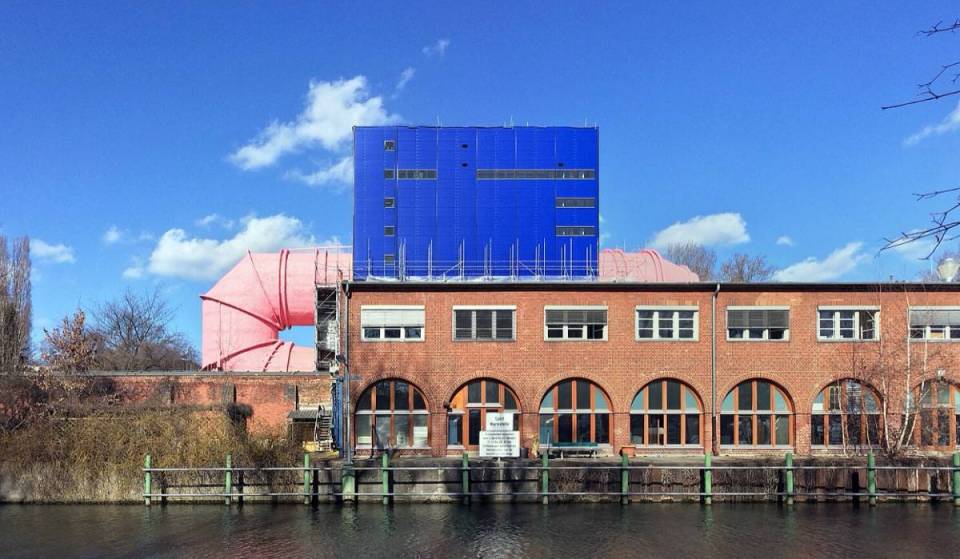 Am Rande des Tiergartens steht die 120 Meter lange „Rosa Röhre“ – eine Ikone der Berliner Pop-Art-Architektur und der weltweit größte Umlauftank