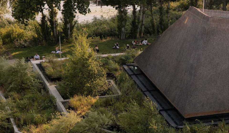 Am Ufer der Spree steht ein Schilf-Tempel im Grünen, in dem 1 Mal im Monat ein meditatives Klangerlebnis mit 360-Grad-Soundsystem in fast sakraler Atmosphäre stattfindet