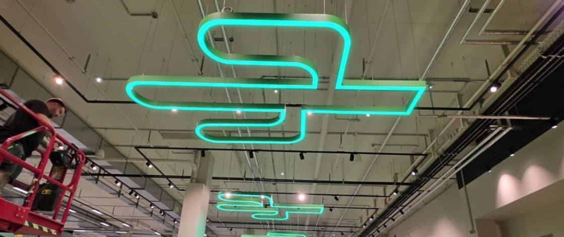 El 1 de octubre se inaugura en Berlín un nuevo Edeka E-Center con unos 3.700 m² de superficie de venta, en el que todo gira en torno al Salvaje Oeste, incluida una cafetería estilo salón del oeste